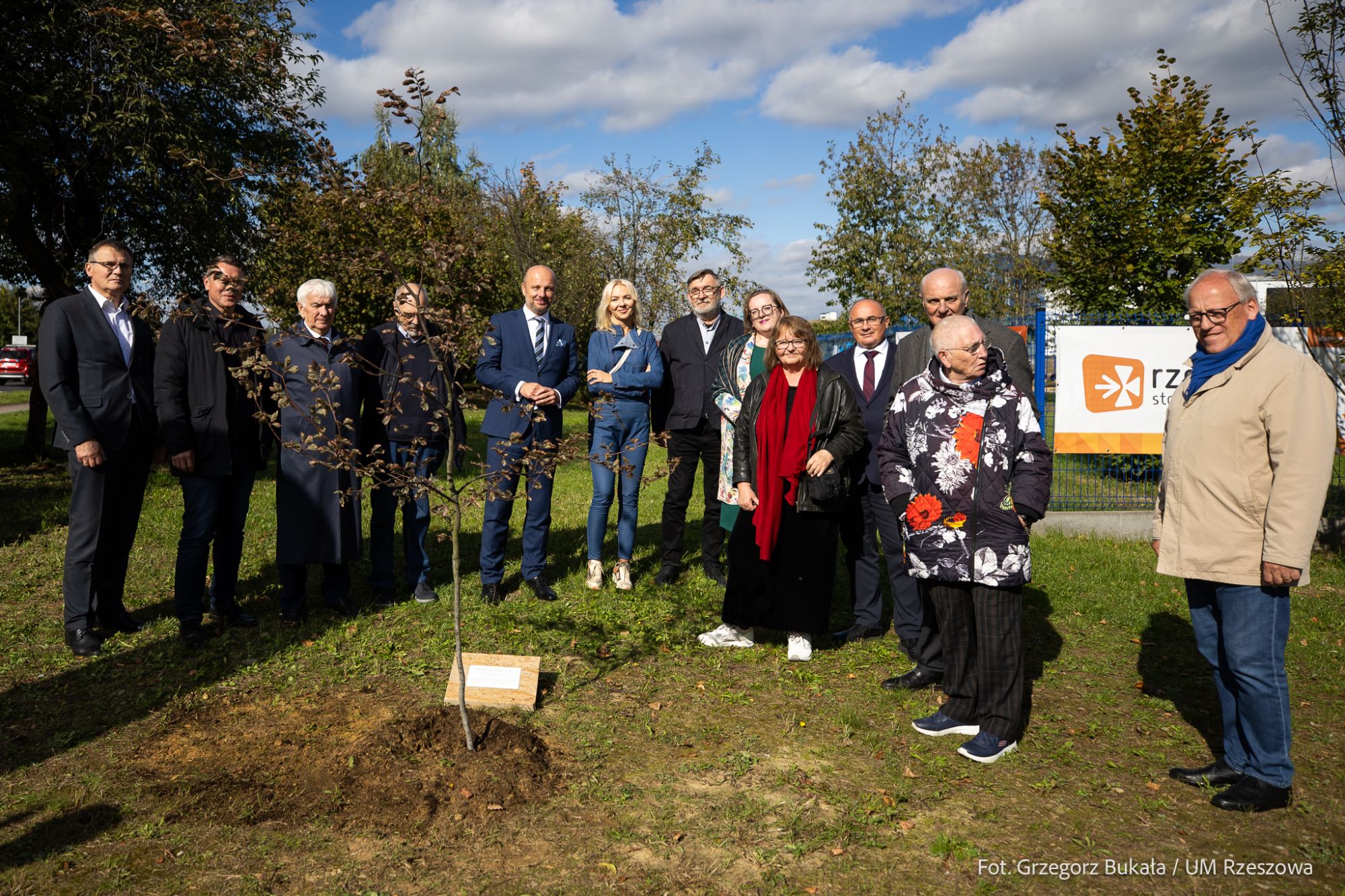 zdjęcie z uroczystego nadania imienia ogrodu kieszonkowego (Bielefeld) przy ul. Kurpiowskiej w Rzeszowie, fot. Grzegorz Bukała, Urząd Miasta Rzeszowa